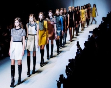 Moda vip, moda solidale. Gli abiti che vestono la solidarietà.