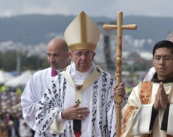 Papa in Ecuador: il pastorale in legno da rifugiato somalo